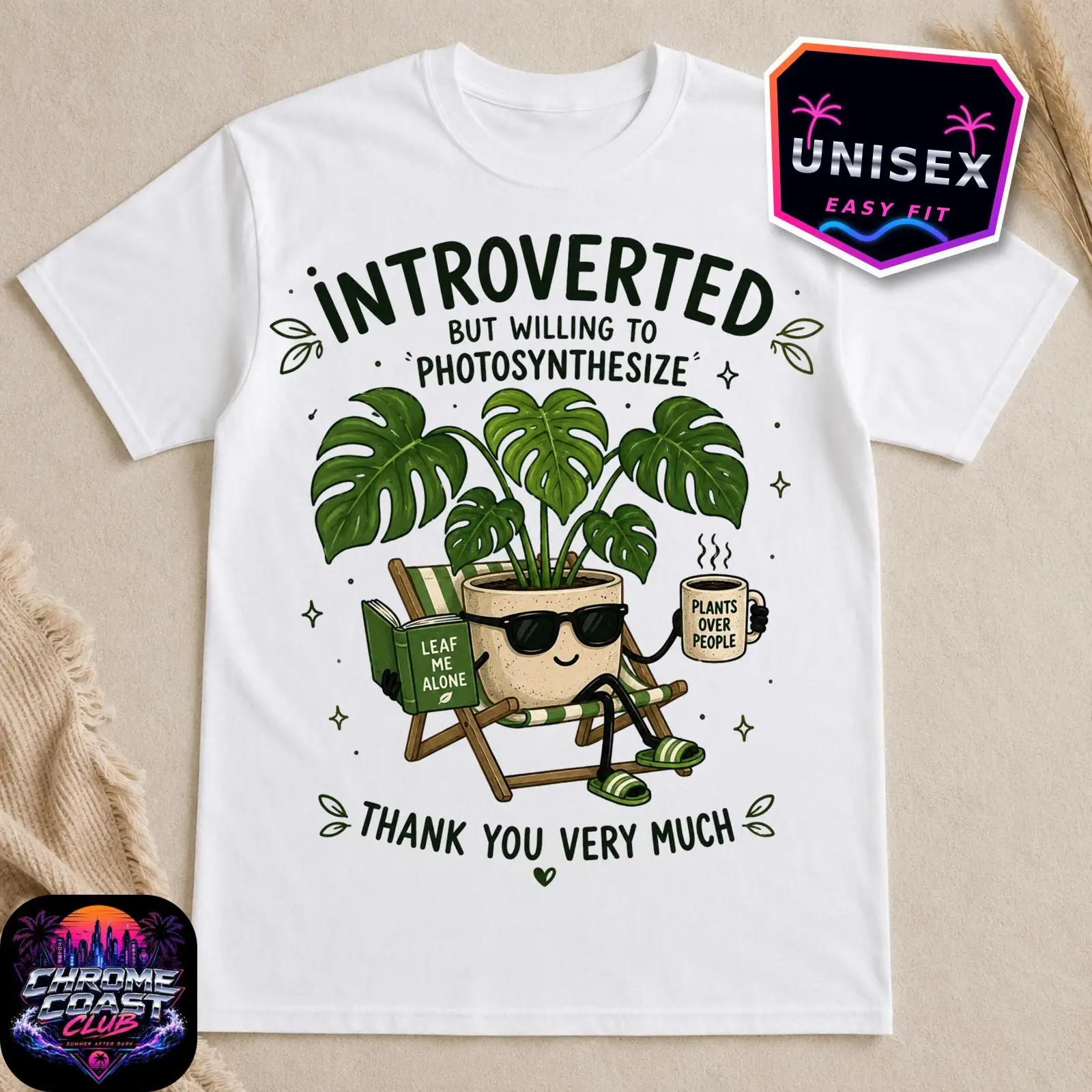 The Plant Parent - 内向的だが、光合成を喜んで行うモンステラ柄Tシャツ。面白いデザインで、植物好きの親御さんにもおすすめ。ヴィンテージ風のウォッシュ加工。